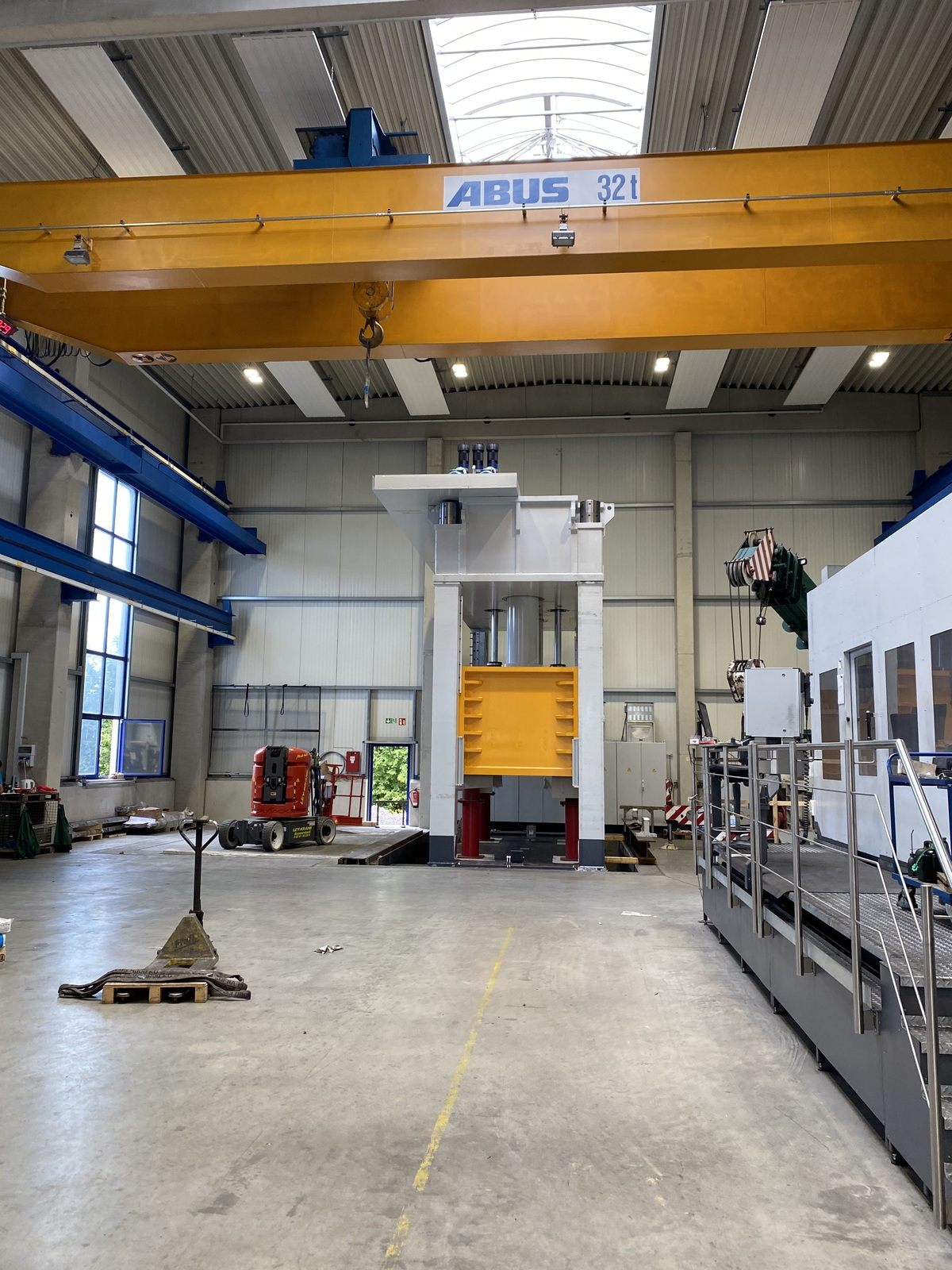 Hydraulikpresse im Produktionsumfeld