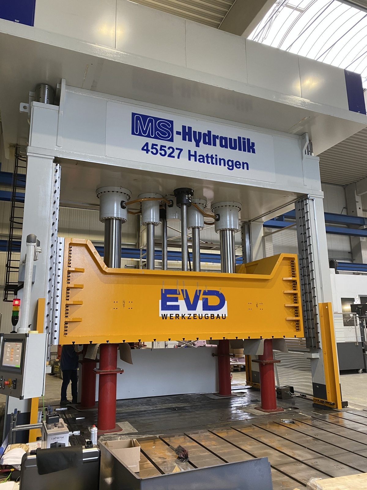 Große Hydraulikpresse von MS-Hydraulik in der Werkhalle