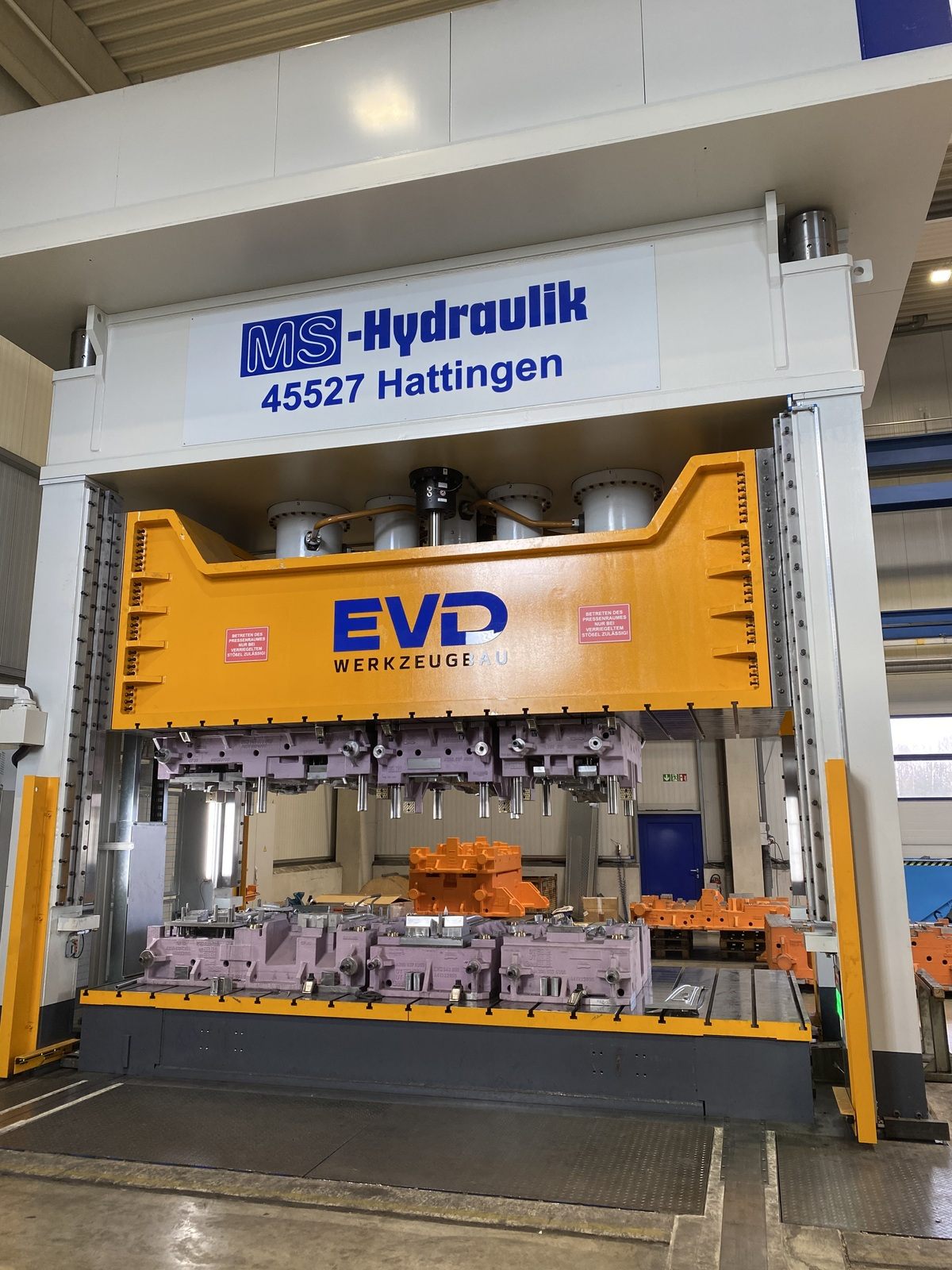 Große MS-Hydraulik-Presse im Produktionsbetrieb
