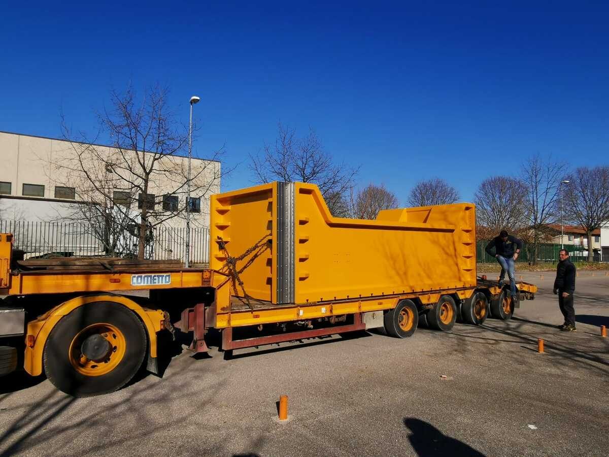 Großes orangefarbenes Anlagenbauteil beim Transport