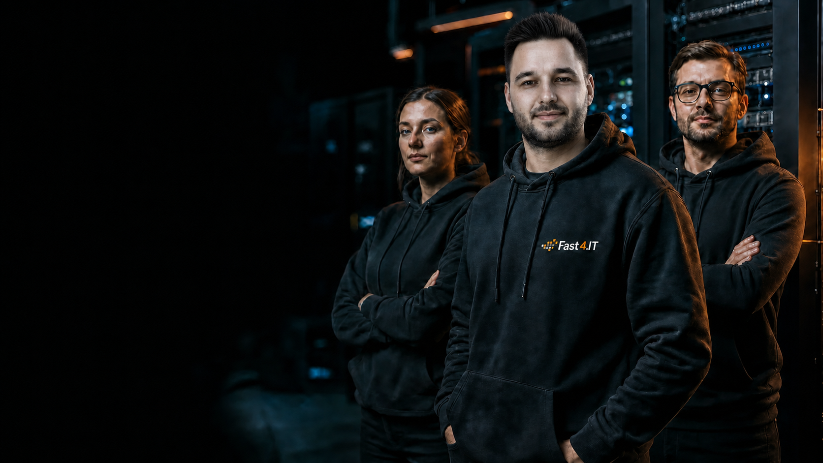 Drei Teammitglieder von Fast4.IT in einer modernen Serverumgebung